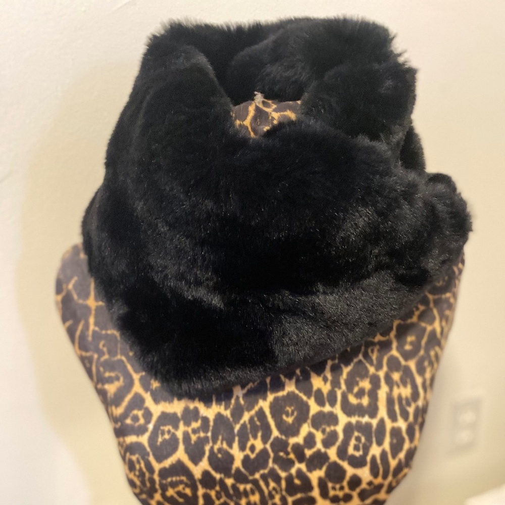 NWOT faux fur cowl neck infinity scarf set; Black and White